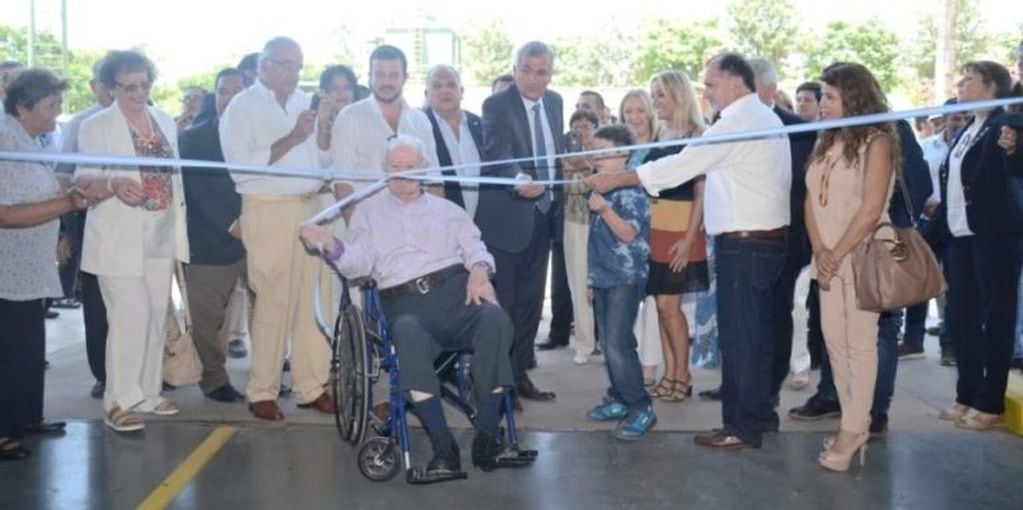 Momento del corte de cinta en la inauguración de la Planta de Picadura, en instalaciones de la CTJ.