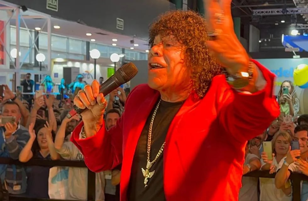 Carlos "La Mona" Jiménez cantó en medio de un vuelo rumbo a Córdoba.