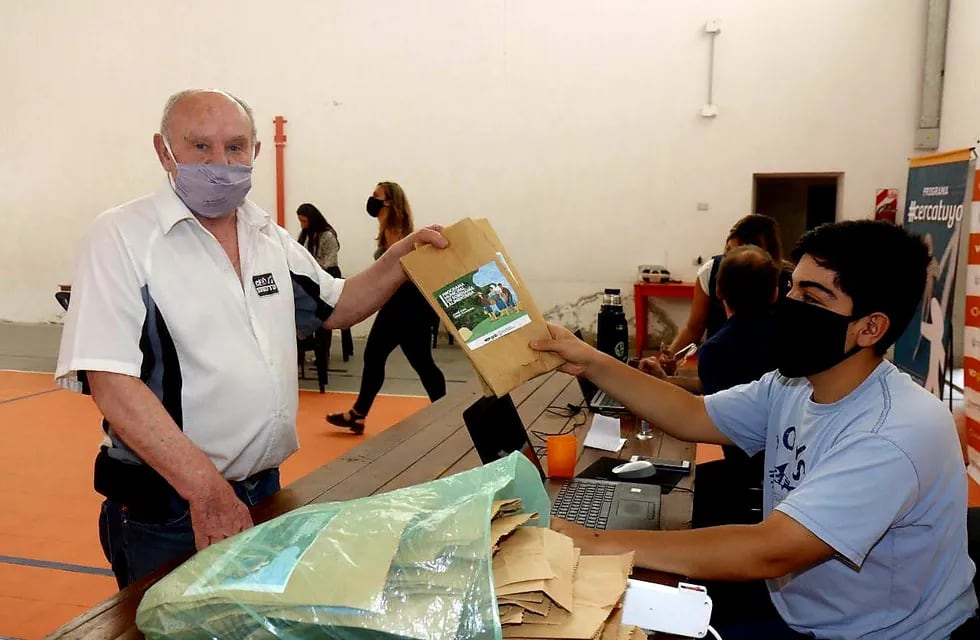 Más de tres mil familias ya cuentan con sus "kits de semillas" en Carlos Paz. (Foto: prensa / Municipalidad VCP).
