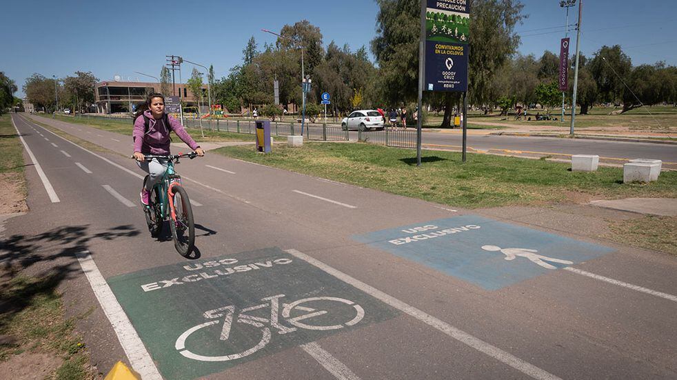 Una de las alternativas de transporte que propone la mendocina es usar las bicicletas de Ciudad o Godoy Cruz.
Ciclovía de Godoy Cruz, Parque San Vicente.