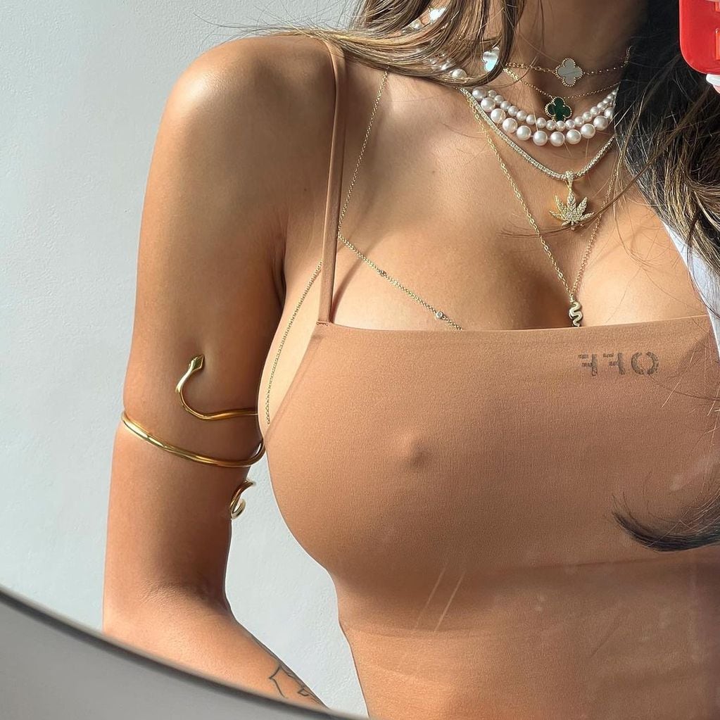 Con la cámara en mano, Mia Khalifa posó frente al espejo en mini vestido ajustado al cuerpo.