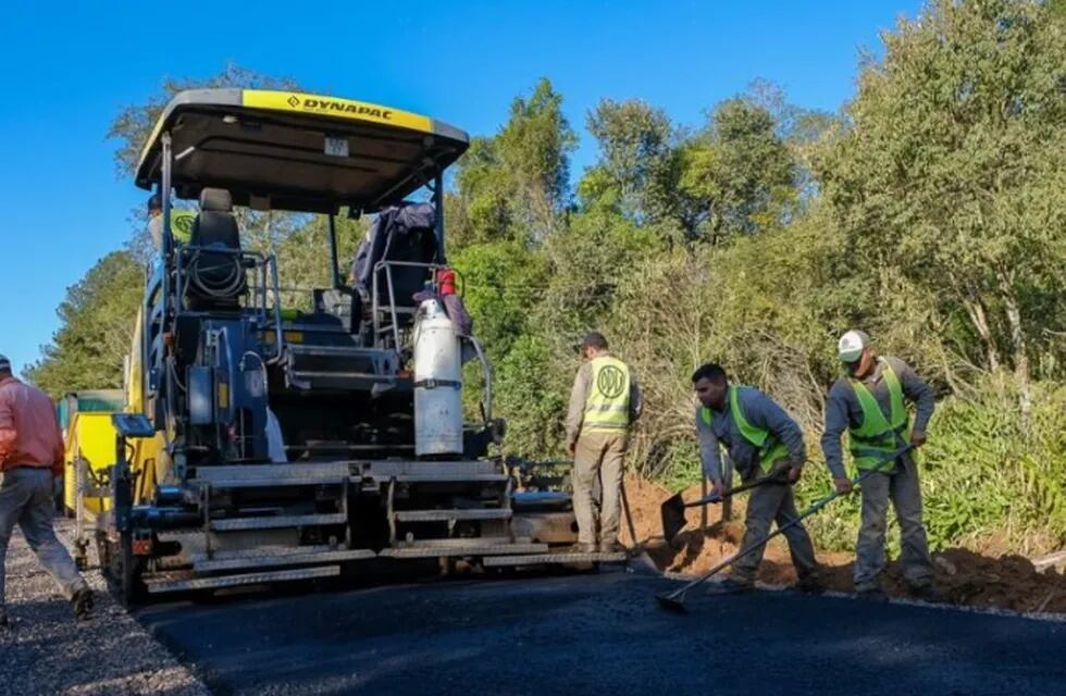 Continúan las obras de asfaltado en el acceso a Tobuna.