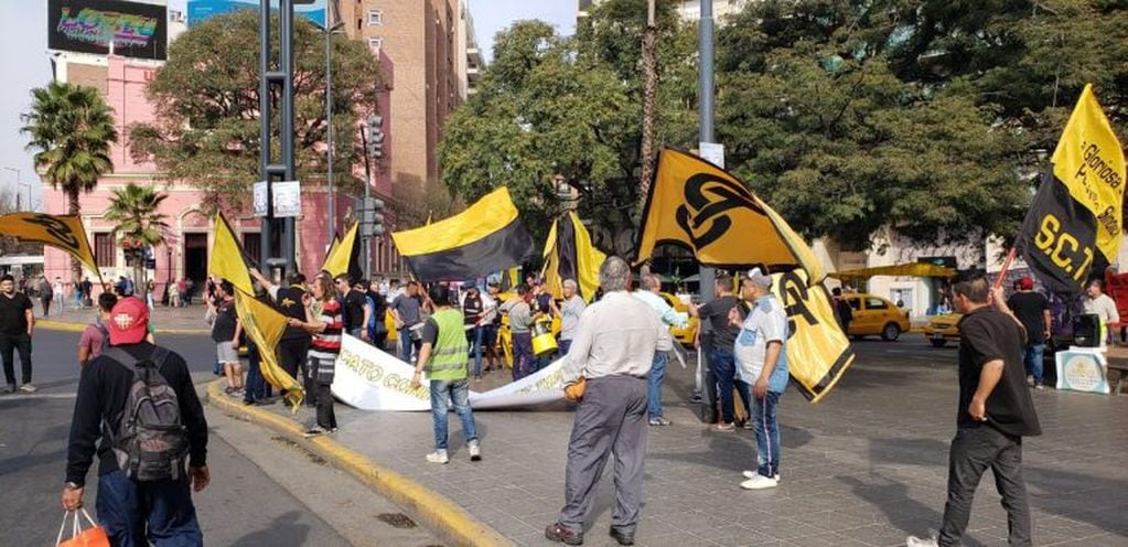 Marcha de taxistas y remiseros.