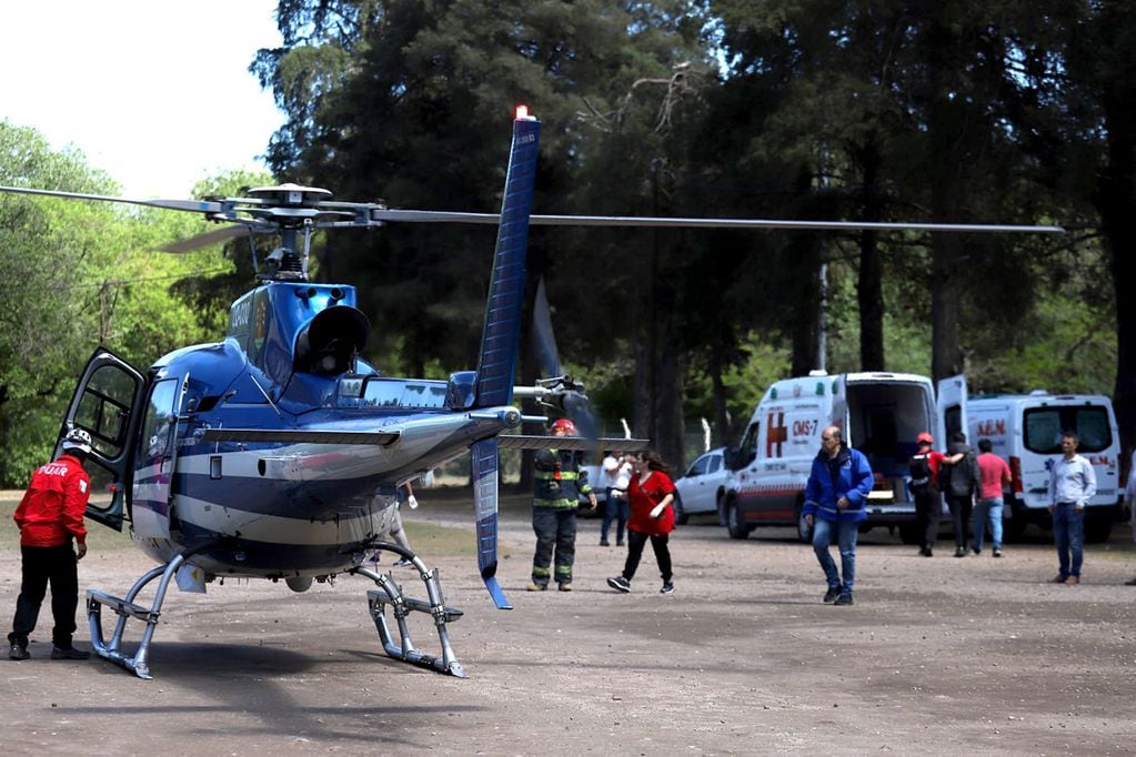 Helicóptero de rescate en el hospital de Santa Rosa de Calamuchita. Bajaron ahí a tres jóvenes de un contingente, con descomposturas. Una cuarta persona con presunto ACV fue trasladada a Córdoba capital. (La Voz)