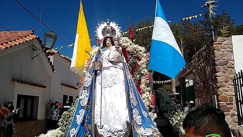 Finalizada la Eucaristía, la sagrada imagen de Nuestra Señora de la Candelaria fue llevada en procesión automovilística por los barrios humahuaqueños.