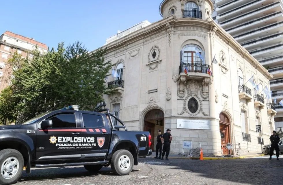 En la esquina de Córdoba y 1° de Mayo trabajó la Brigada de Explosivos de la Unidad Regional II.