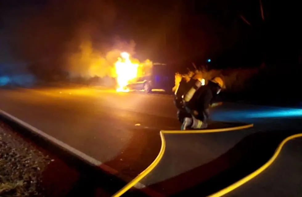 Incendio de vehículo en Arroyito Bomberos Voluntarios