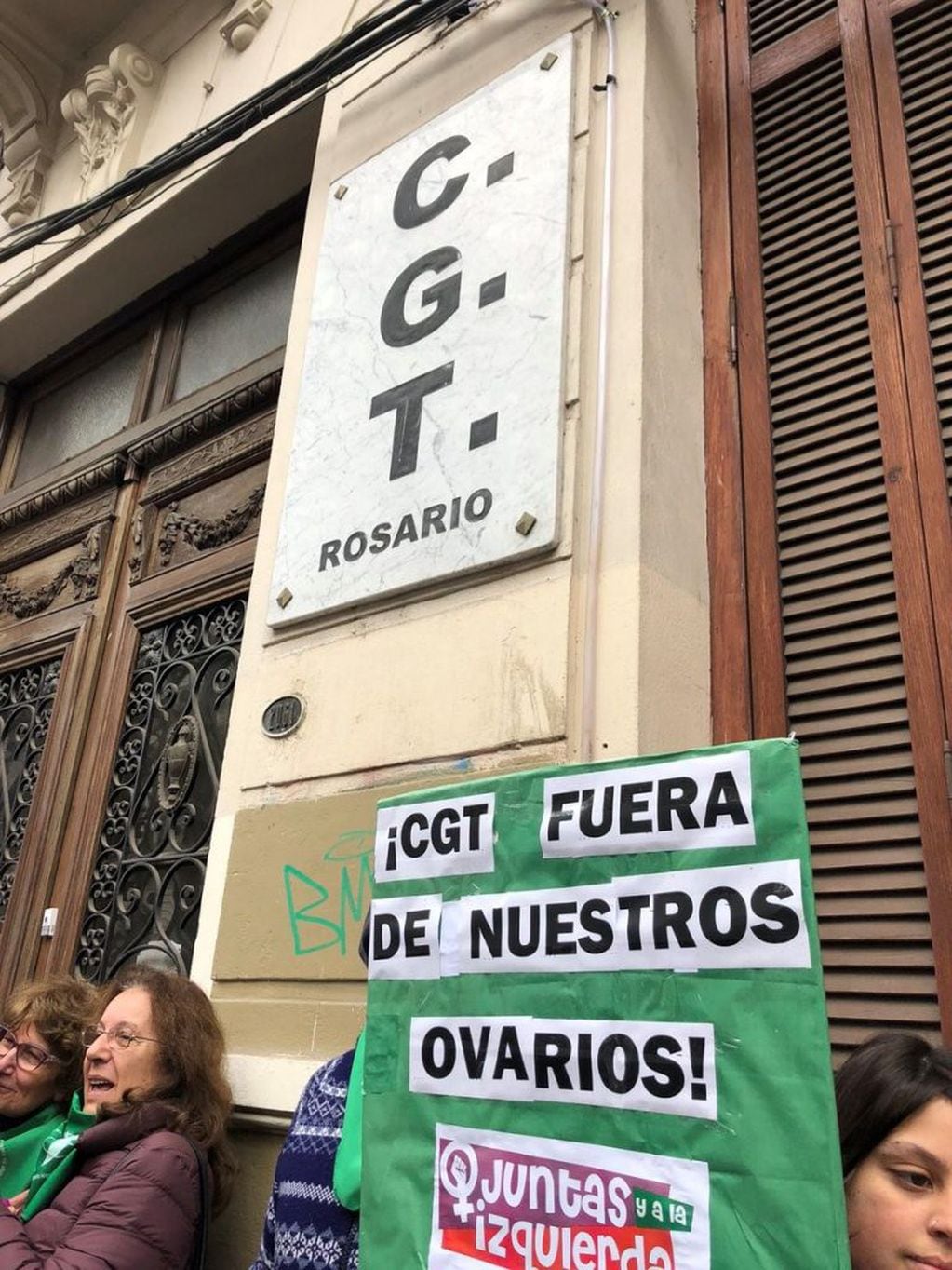 Pañuelazo frente a la CGT Rosario. (@beatrizpriotti)