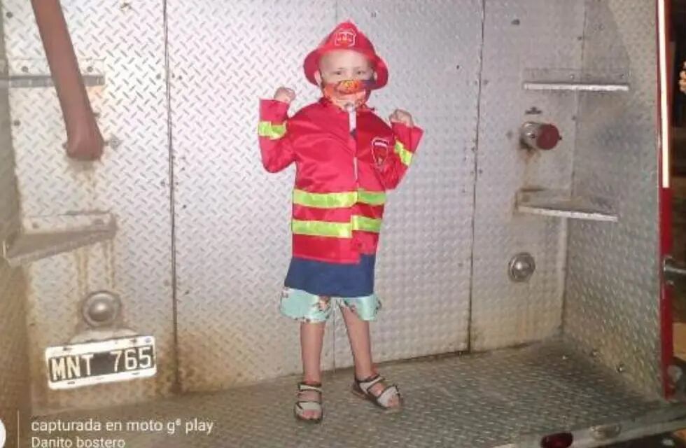 Máximo, el pequeño mendocino que cumplió el sueño de ser bombero y conocer a Papá Noel.