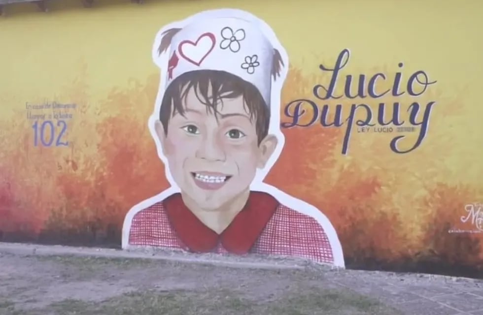 Una artista sanjuanina pintó junto a los vecinos un emotivo mural en homenaje a Lucio Dupuy