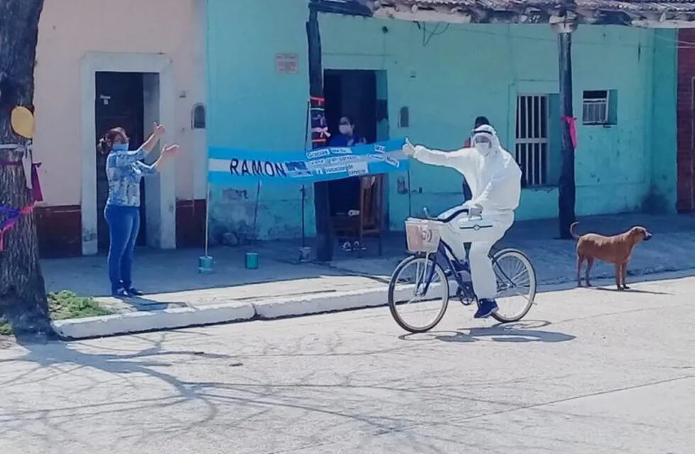 Enfermo recorre el pueblo en bicicleta para asistir a los enfermos de coronavirus.