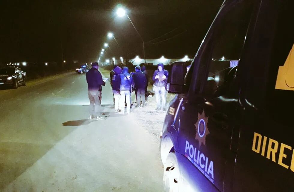 La policía fue a inspeccionar el cuerpo cerca de la medianoche sobre la Avenida Raúl Alfonsín.