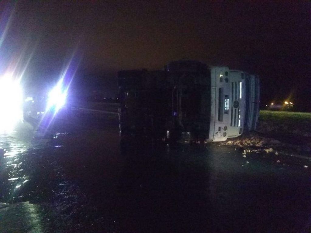 El camión volcó a la altura de Funes y su chofer terminó hospitalizado. (Ministerio de Seguridad)