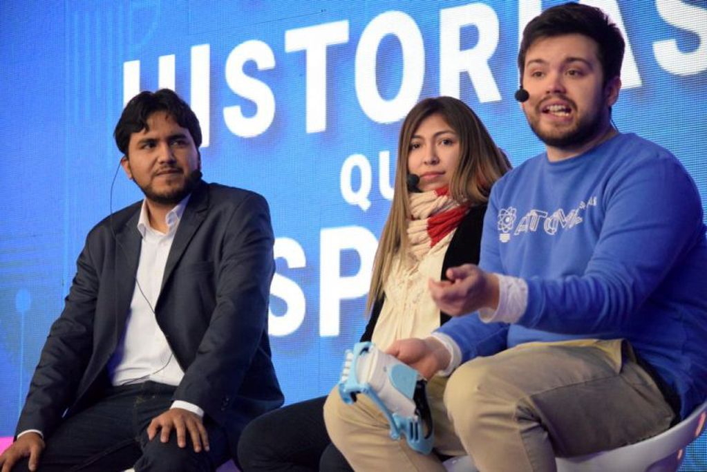 Alejandro Robles junto a María Vallejos y Gino Tubaro, en un panel de jóvenes emprendedores tecnológicos, en jornada del programa digit@lers realizada en Jujuy en agosto de 2019.