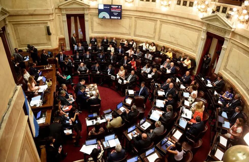 AME8611. BUENOS AIRES (ARGENTINA), 05/02/2020.- Vista general del Senado Argentino, este miércoles, durante el debate proyecto para la renegociación de la deuda externa, en Buenos Aires (Argentina). El Senado de Argentina comenzó este miércoles una sesión extraordinaria en la que debatirá el proyecto de ley con el que el Gobierno busca la autorización para negociar con los acreedores el pago de la deuda que está bajo legislación extranjera, en medio de la delicada recesión y el alto endeudamiento que registra el país. De obtener el visto bueno de los legisladores, el texto se convertirá en ley, porque la semana pasada ya fue aprobado por la Cámara de diputados casi por unanimidad. EFE/ Fabián Mattiazzi