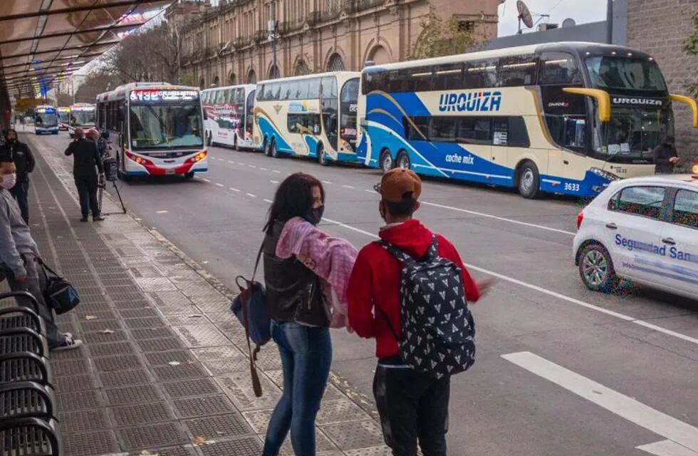 Trenes: refuerzan con micros los servicios de las líneas Roca, Sarmiento y San Martín. (Clarín)