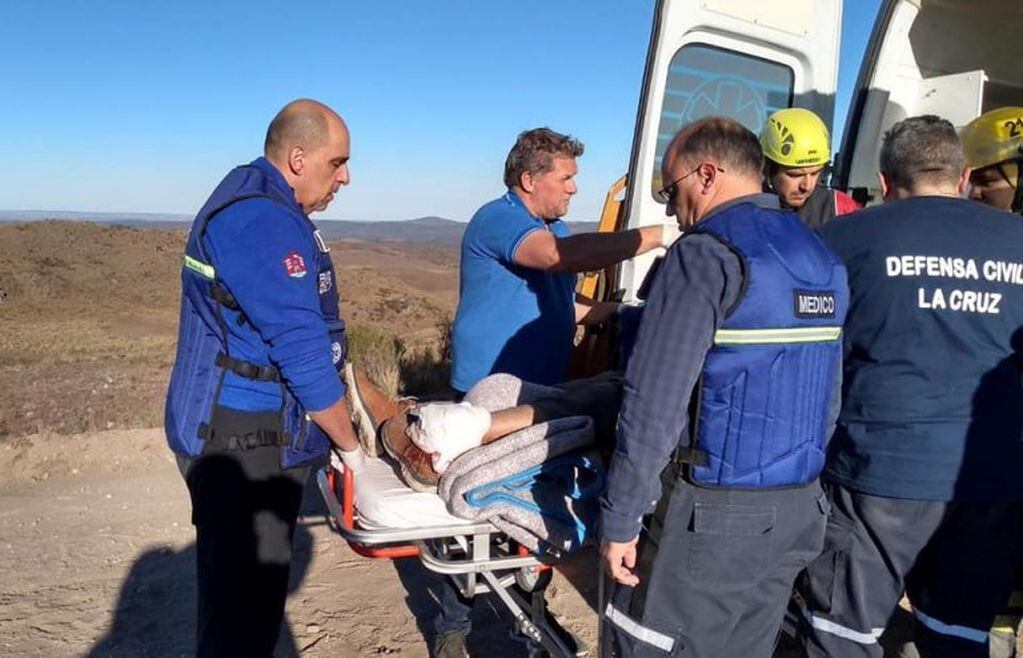 A raiz del fuerte golpe el motociclista sufrió heridas importantes en la zona de su tobillo izquierdo. Fue trasladado a la ciudad de Córdoba.