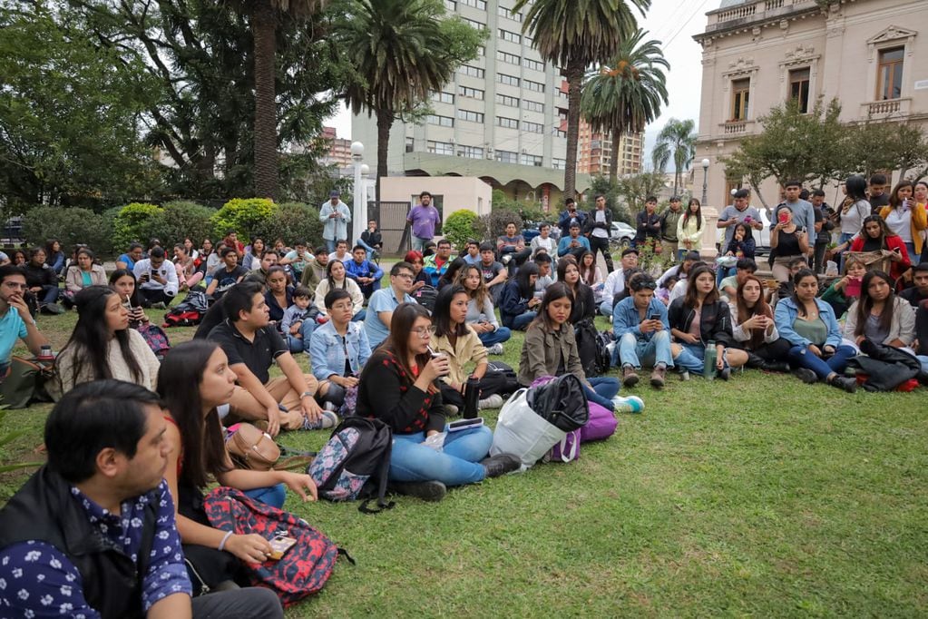 Una cantidad de jóvenes se encontró en los jardines de la Casa de Gobierno para escuchar al candidato a gobernador Carlos Sadir, en una "mateada" colectiva.