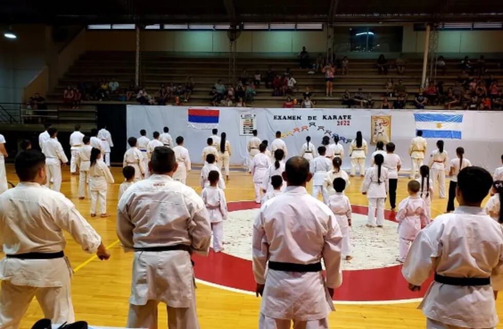Puerto Iguazú: alumnos de la Escuela Municipal de Karate rindieron sus exámenes finales.