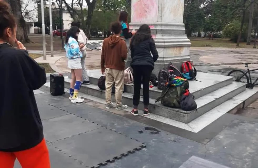 Vandalizaron el Monumento al General Manuel Belgrano.