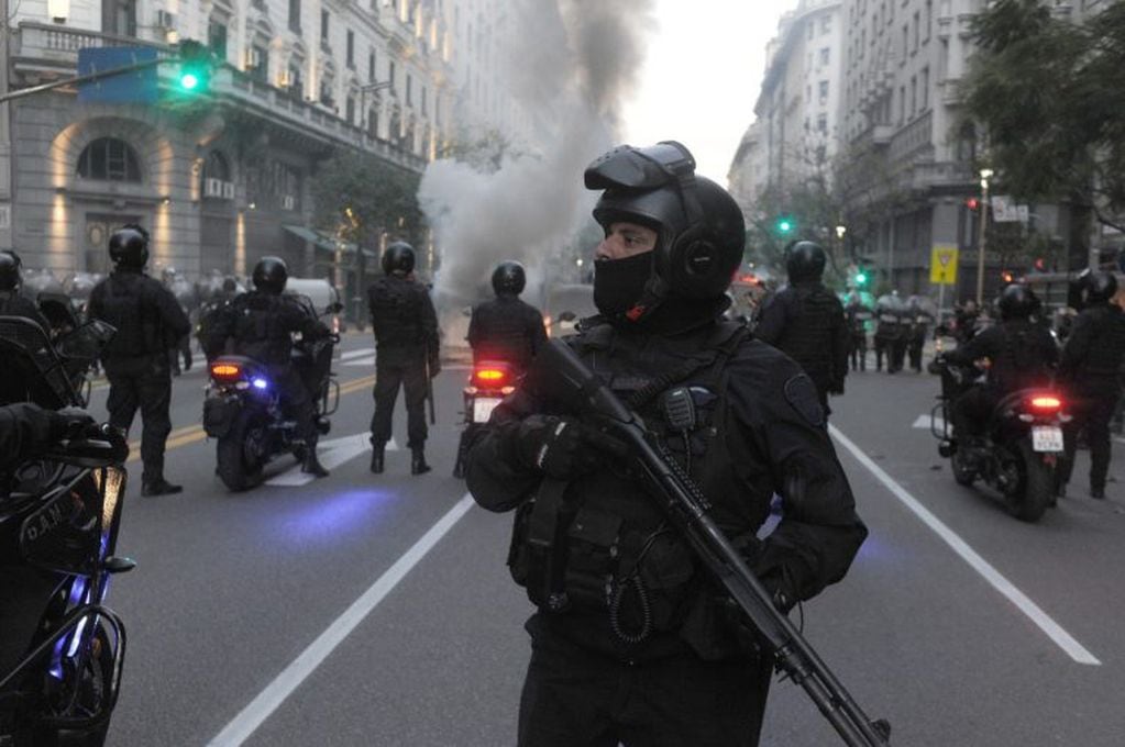 Incidentes frente al Consulado de Chile en Buenos Aires. (Foto: Clarín)