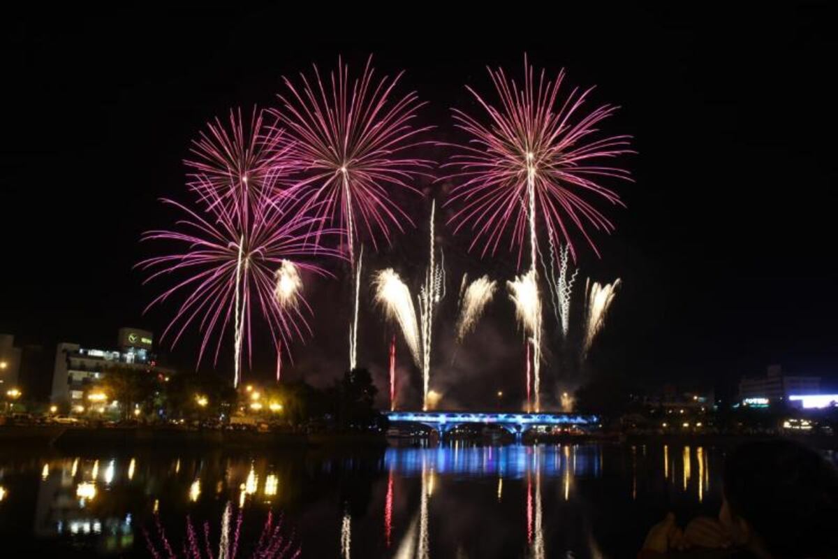 Villa Carlos Paz celebra la llegada del 2026 con un show lumínico de bajo impacto sonoro thumbnail