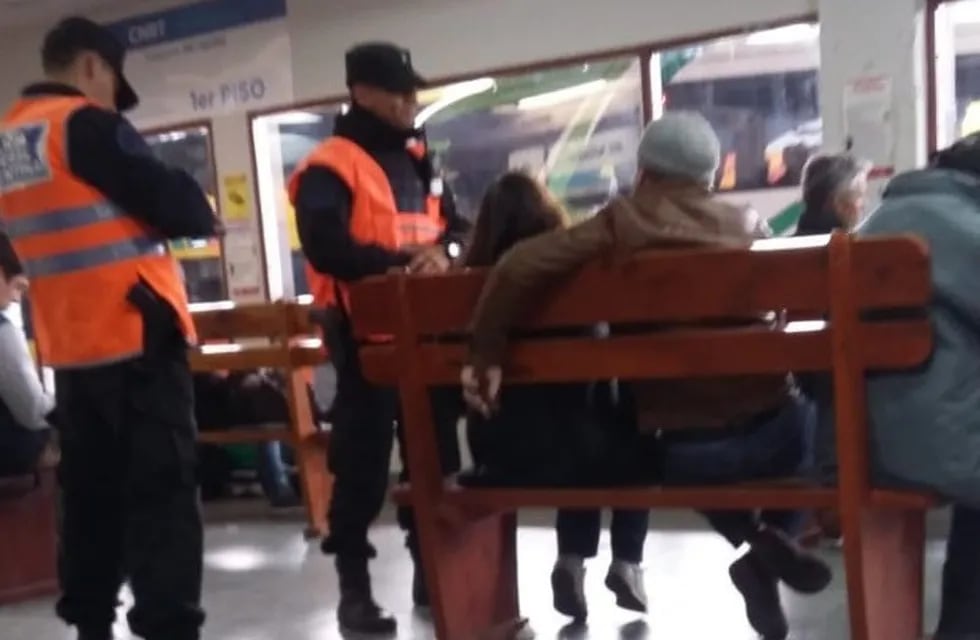 Policías federales solicitando el DNI a pasajeros en la terminal de Bariloche.