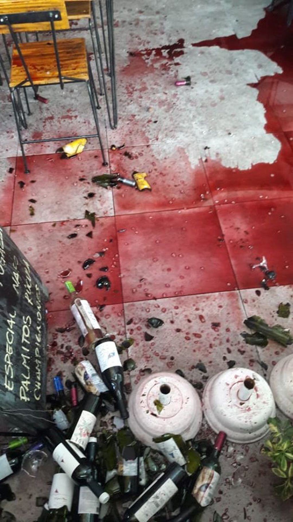 Villa La Bolsa: rompieron la vidriera de una vinería y se llevaron mercadería