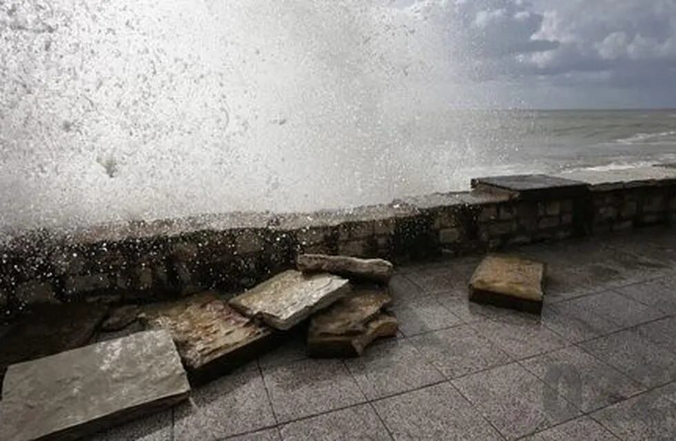 Olas gigantes rompieron parte del paredón y la vereda del Paseo Dávila (Foto: 0223)
