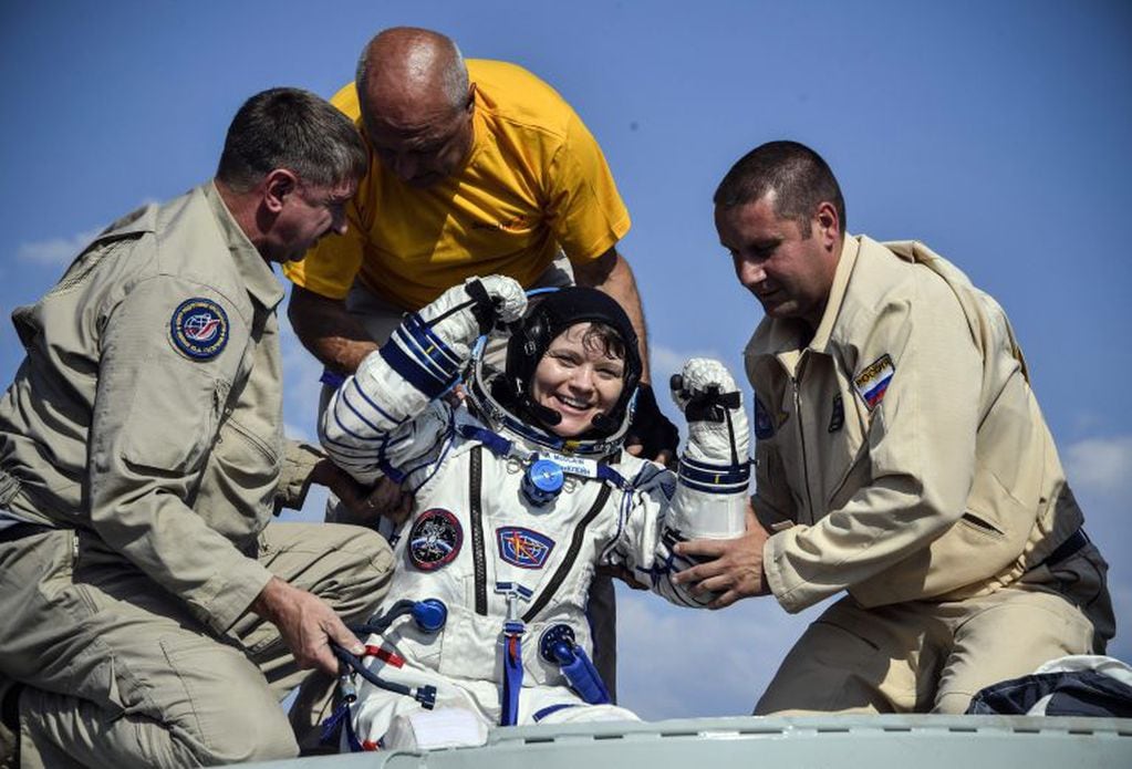 La astronauta Anne McClain regresa a la Tierra tras finalizar su misión en la EEI. Ella iba a ser parte del primer equipo femenino en realizar una tarea extravehicular, pero la misión tuvo que ser cancelada. Crédito: EFE/EPA/ALEXANDER NEMENOV.