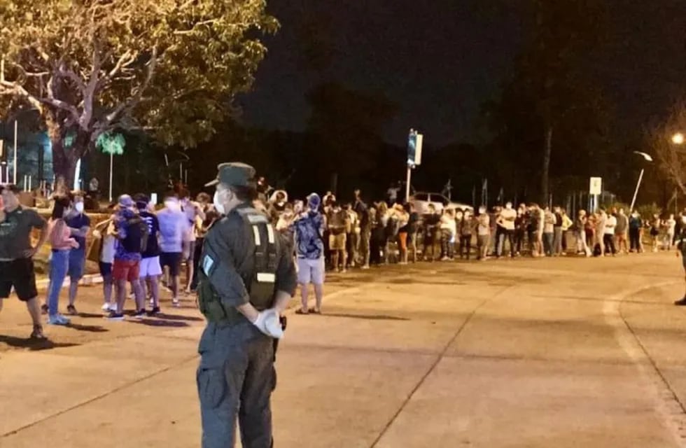 Turistas argentinos llegados desde Europa, Estados Unidos y otros países a Foz do Iguaçú presionan para entrar a la Argentina por la frontera pese a que fue cerrada este viernes. (Misiones Online)
