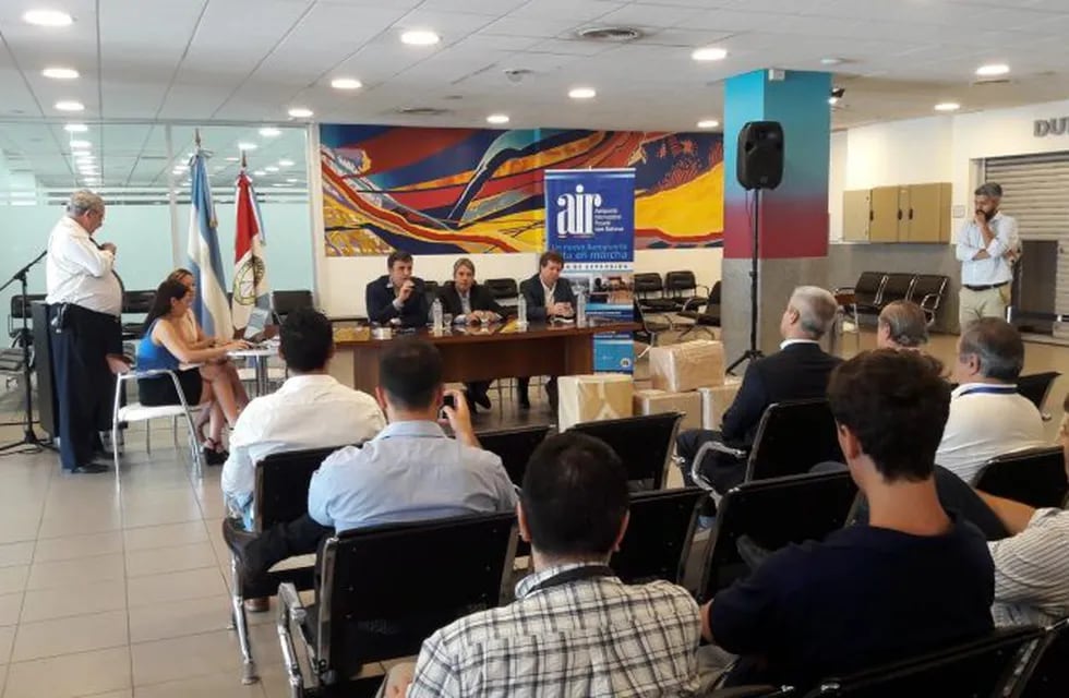 El Ministro de Infraestructura y Transporte, José León Garibay y el titular del directorio del Aeropuerto, Matías Galíndez presidieron el acto. (Twitter Aeropuerto Rosario)