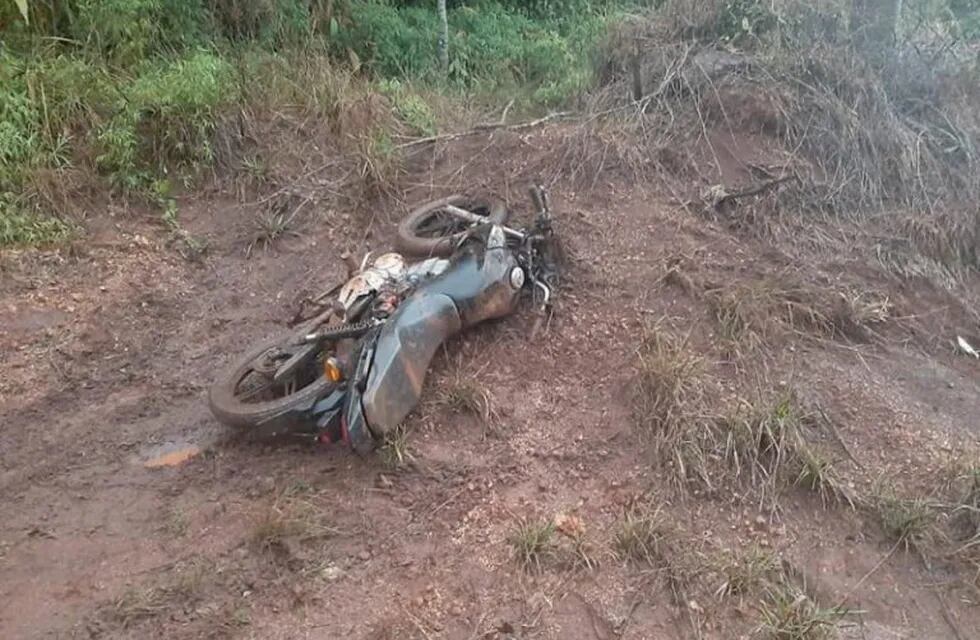 La moto fue abandonada por un sujeto que alcanzó a escapar.