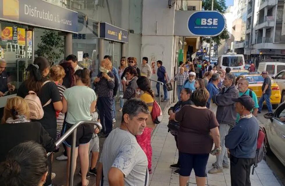 Colas en bancos de Córdoba.