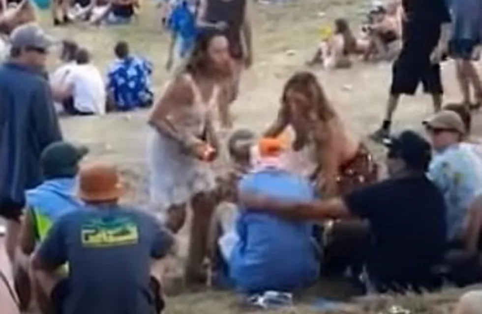 Una mujer que fue acosada haciendo topless le dio una paliza al hombre que la tocó.
