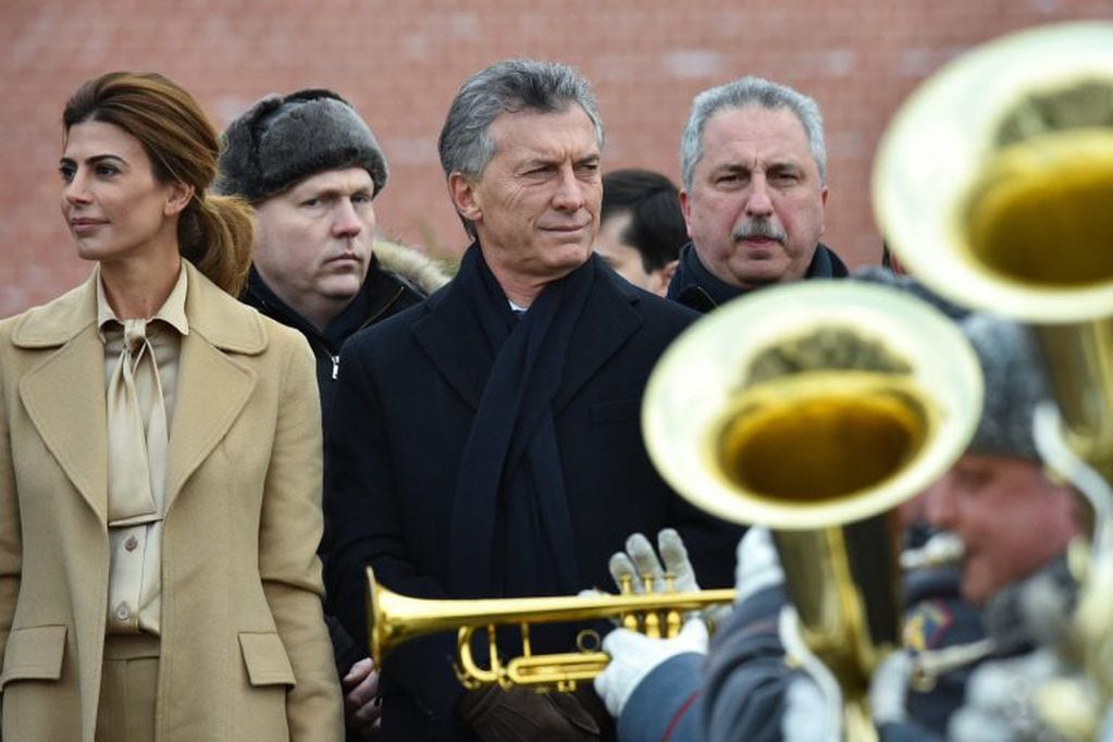 EPA2919. MOSCÚ (RUSIA), 23/01/2018.- El presidente argentino, Mauricio Macri (c), y su esposa Juliana Awada (izq) participan en una ceremonia de colocación de una corona de flores ante la Tumba del Soldado Desconocido en el muro del Kremlin, en Moscú (Rusia) hoy, 23 de enero de 2018, en el ámbito de su visita al país.EFE/ Vasily Maximov / Pool