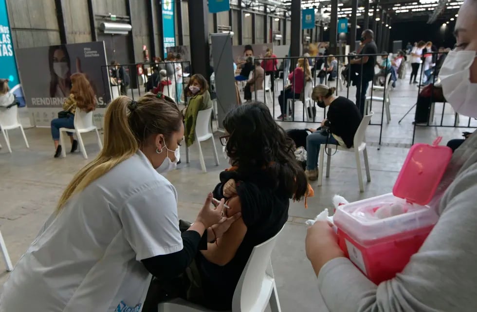 27 Abril 2021 Mendoza - Sociedad
Comenzó la vacunación con la vacuna Sputnik V contra Covid 19 a las personas obesas y a los trabajadores de la salud de mas de 30 años, esta jornada en el Vacunatorio de Campaña en la Nave Cultural del Parque Central.

Foto: Orlando Pelichotti / Los Andes