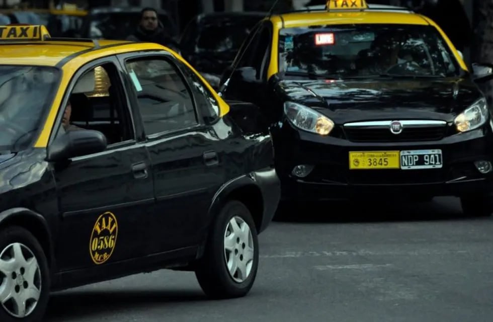 Los taxistas rosarinos ya evalúan pedirle a los ediles un aumento tarifario. (Archivo)