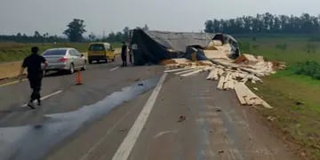 Accidente sobre Ruta Nacional N°12: volcó un camión con madera