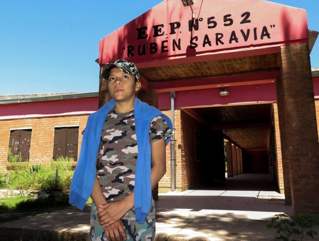 Efraín en la puerta de su colegio en Chaco (Juan Vargas)