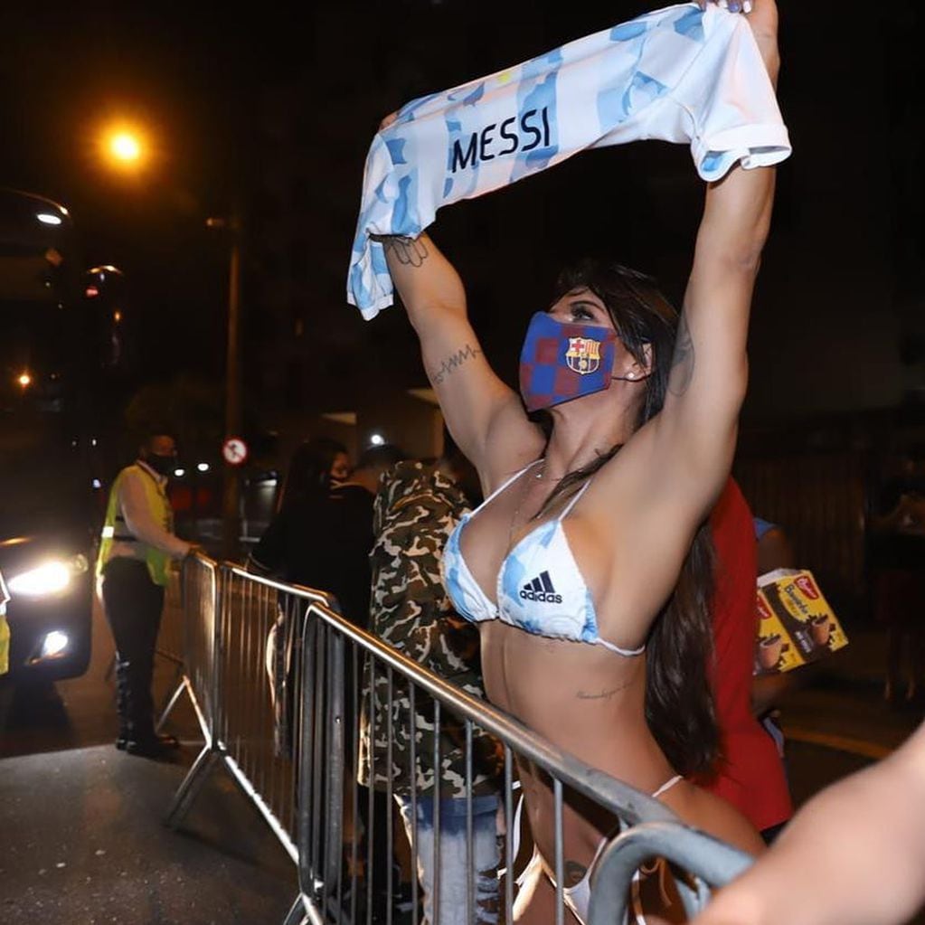 La brasilera fue a la salida del hotel donde se hospedaba la selección argentina a darle su saludo a Messi