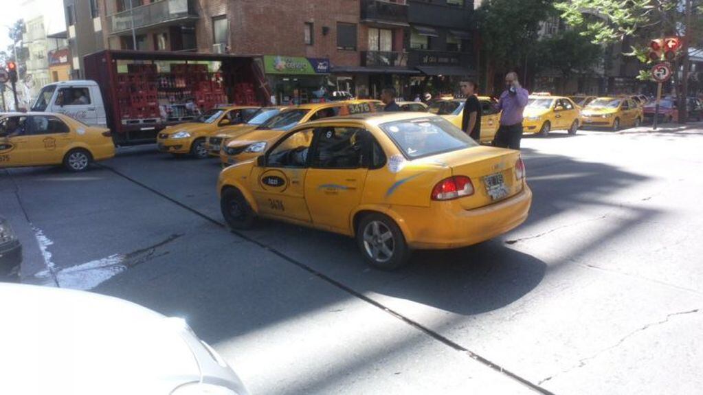 Incidentes en la marcha de los taxistas contra la demora en la ordenanza que impide la llegada de Uber y Cabify.