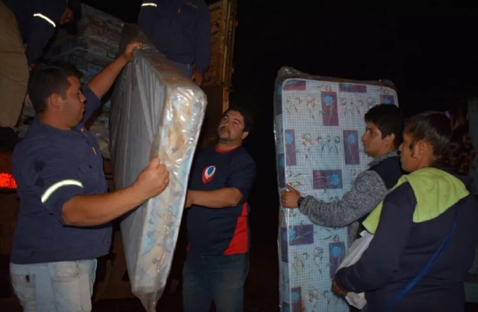 Imagen archivo. Empleados municipales entregan colchones a las familias afectadas.