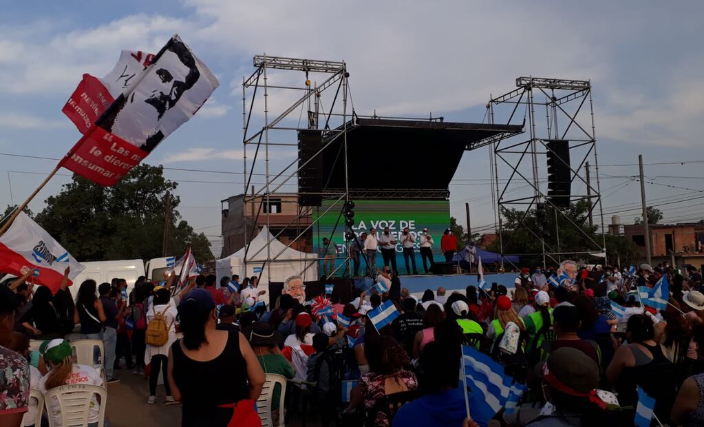 Una caravana por calles de Alto Comedero culminó con un acto con los principales referentes y candidatos del Frente Cambia Jujuy.