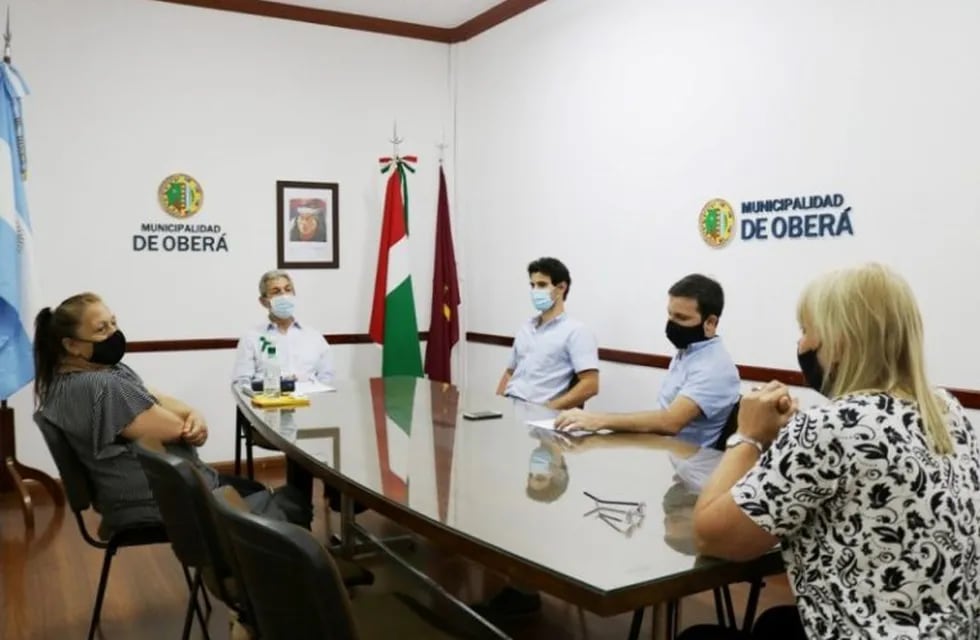 El convenio fue firmado por el intendente Fernández y la directora, Olga Galeano.