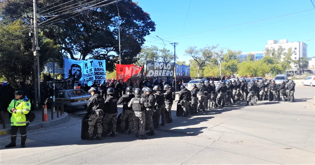 Mientras en el recinto de la Legislatura de Jujuy se desarrollaba la sesión preparatoria de la Convención Constituyente, un operativo policial mantenía un cerco de seguridad entorno al edificio parlamentario.