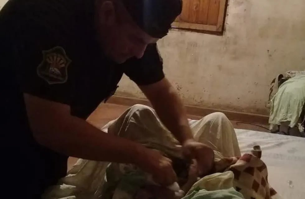 Policías ayudaron a una joven madre a dar a luz en su casa. (Policía de Salta)
