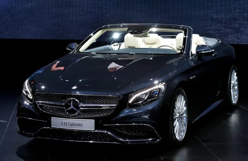 The Mercedes-Benz AMG S 65 Cabriolet debuts at the North American International Auto Show in Detroit, Monday, Jan. 11, 2016. (AP Photo/Paul Sancya) eeuu detroit  salon internacional del automovil de detroit autos auto Mercedes Benz AMG S 65 Cabriolet
