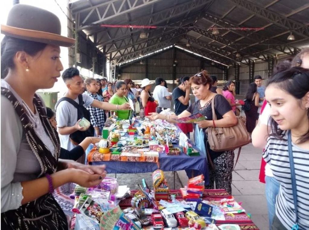 Miembros de la comunidad boliviana en Jujuy ofrecen en sus puestos de venta los diferentes artículos en miniatura que conformarán la ofrenda al Ekeko.