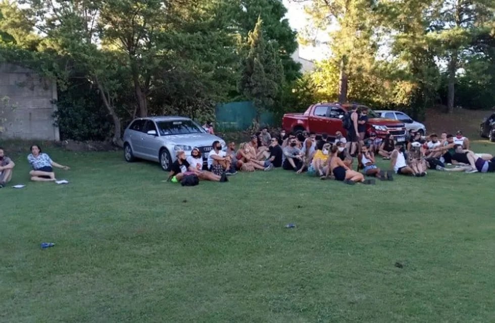 Desbarataron una “Pool party” en Fisherton: hay más de 80 demorados. (Foto: Rosario3)